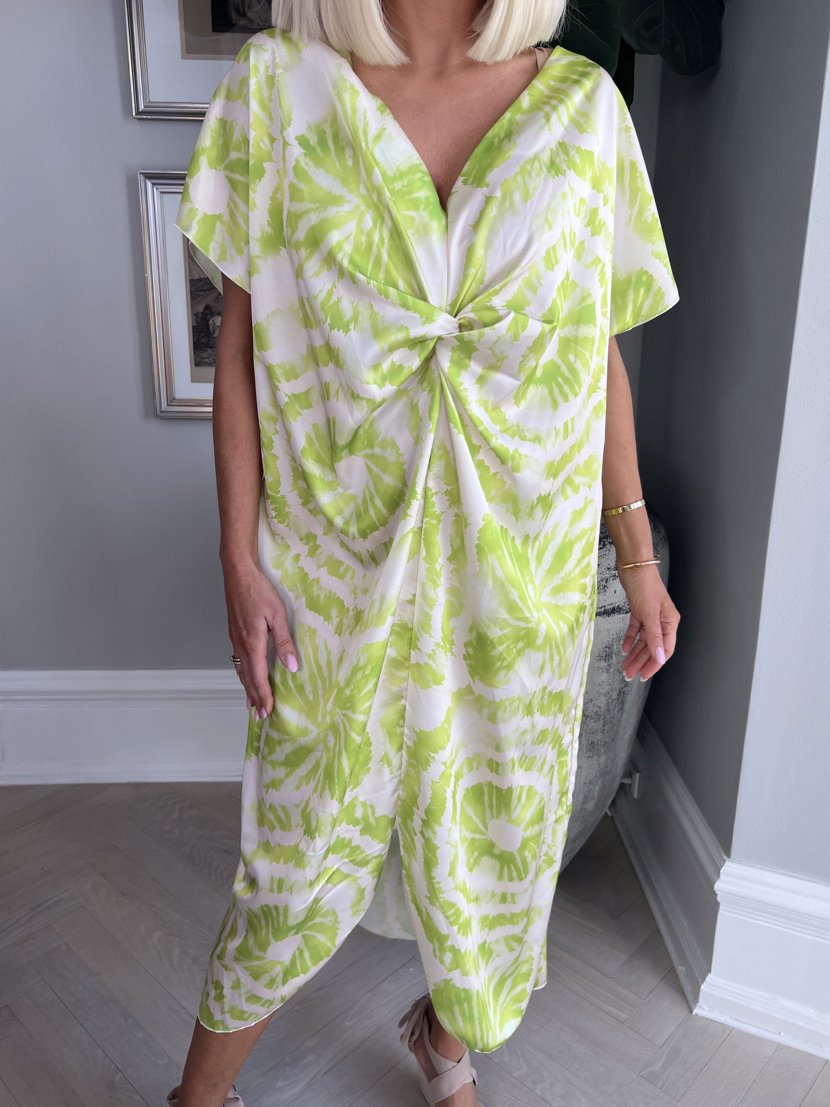 Juno Batik - Söt batikklänning med knut på bröstet - Lime green